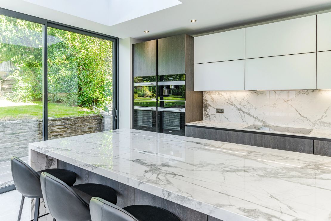 Marble-effect statement island